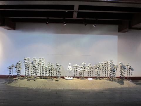 Zheng Dongmei | Flowers and the World No. 99 | 2011 | Porcelain, Copper wire, Mixed Media | 500 x 300 x 100 cm